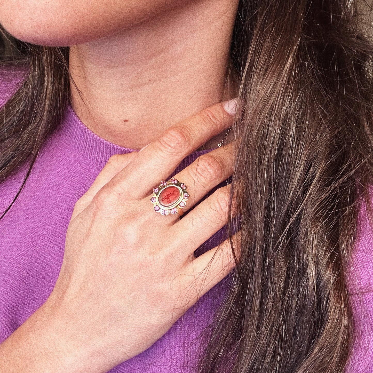 Gold ring with a carnelian Intaglio and amethysts